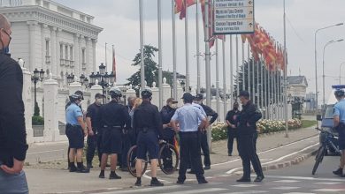 Photo of (ФОТО) Протест: Не веруваат во ковид-19, но носат маски за да не добијат казна – еден приведен