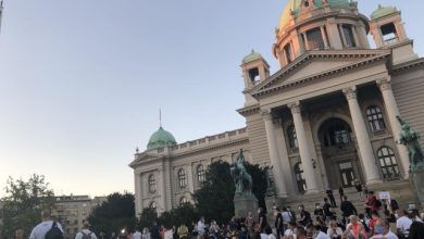 Photo of Фото-Видео:Во Белград седат демонстрантите, но седи и полицијата