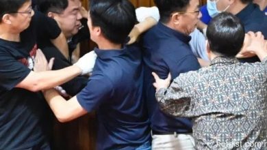 Photo of Тепачка и водени бомби во тајванскиот Парламент