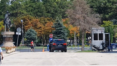 Photo of ВИДЕО: Пратеникот Арбен Зибери (внук на Насер) нервозен излезе од Собранието, со џипот удри во металната рампа
