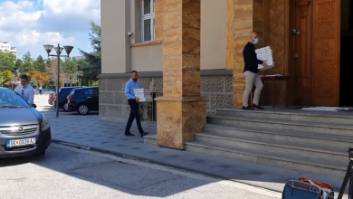 Photo of ВИДЕО: Пратениците на ДУИ преговараат дали ќе има седница, им донесоа и пица