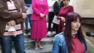 Photo of Во Велес пред Спомен куќата на Рацин промовирана збирка поезија на млади „Слушни ја тишината“