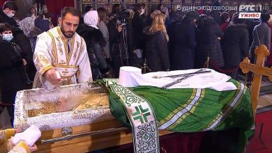 Photo of ВИДЕО: Верниците без маска го бакнуваат ковчегот на патријархот Иринеј