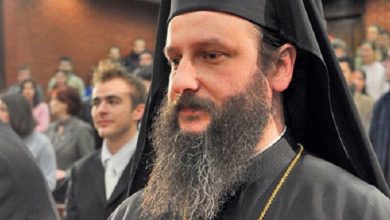 Photo of Владиката Јован служел на погребот на патријархот Иринеј ама не се заразил оти имал прележано корона