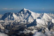 Photo of (ВИДЕО) ХИТ НА ИНТЕРНЕТ: Се тепале за „подобро место“ за слика со поглед на Монт Еверест