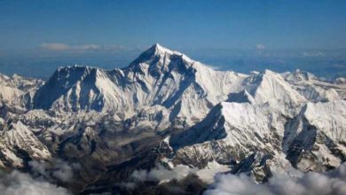 Photo of (ВИДЕО) ХИТ НА ИНТЕРНЕТ: Се тепале за „подобро место“ за слика со поглед на Монт Еверест