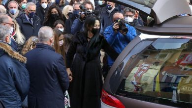 Photo of Ограмен домот на Роси за време на неговиот погреб