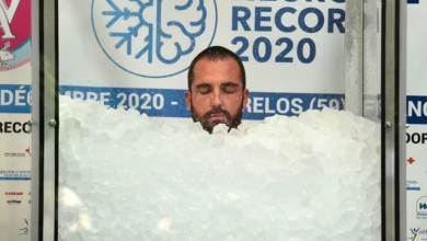 Photo of Соборен светски рекорд: Од хуманитарни цели, човек престојуваше во мраз цели 2 часа 35 минути и 43 секунди