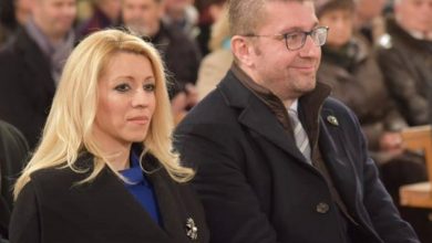 Photo of БГНЕС пишува дека Мицкоски е оженет со „Бугарка“, тој реагира дека сопругата има само македонски пасош