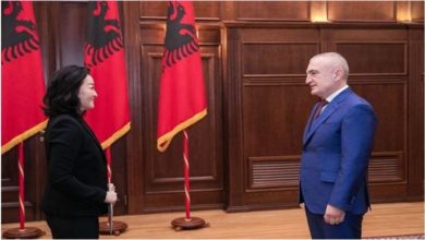 Photo of Недипломатска размена на пораки меѓу претседателот Мета и американската амбасадорка Ким на ден пред изборите