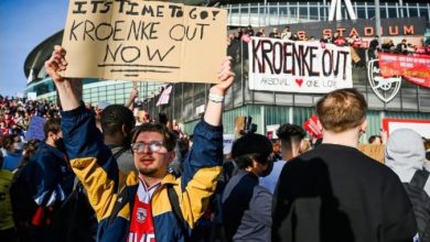 Photo of Продолжуваат протестите во Англија, и навивачите на Арсенал против американскиот сопственик