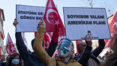 Photo of Протест на Турците пред конзулатот на САД во Истанбул поради изјавата на Бајден за геноцидот врз Ерменците