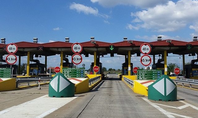 Комбе со мигранти удрило во рампата на наплатната кај Миладиновци - МИА