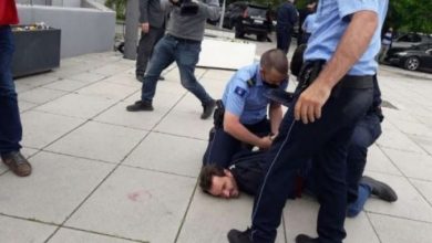 Photo of Косово: Уапсени опозициски активисти поради графит и фрлање боја на владината зграда