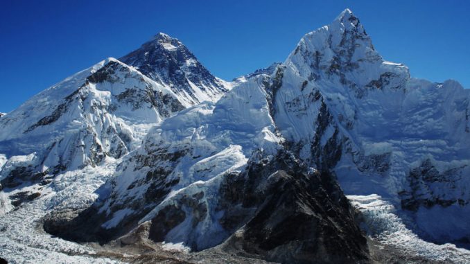 Британец „го искачи“ Монт Еверест во својата зграда - МИА
