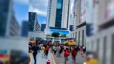 Photo of Од засега непознати причини, еден од највисоките облакодери во Кина почна да се ниша