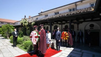 Photo of Пендаровски и Зурабишвили положија венци на гробот на Гоце Делчев во црквата Св. Спас