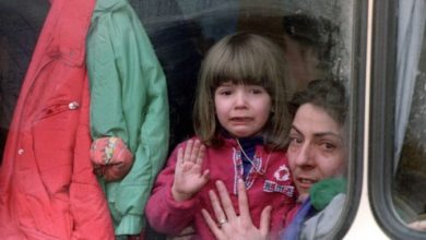 Photo of “Татко ми го гледав последен пат” Девојка од Сараево 29 години подоцна се препозна на фотографија на грчки фоторепортер од периодот на војната