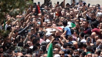 Photo of Илјадници Палестинци протестираа против претседателот Абас на погребот на негов политички критичар