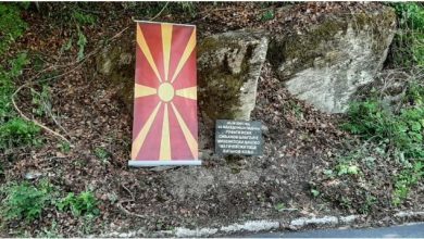 Photo of Поставена плоча кај Гајре во чест на загинатите петмина армиски бранители во 2001 година