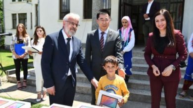Photo of Претседателот на Собранието Џафери и кинескиот амбасадор Ѕуо донираа таблети за ученици во битолско