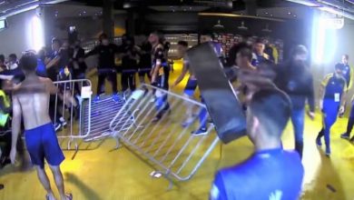 Photo of Фудбалерите на Бока преспаа во автобус пред полициска станица