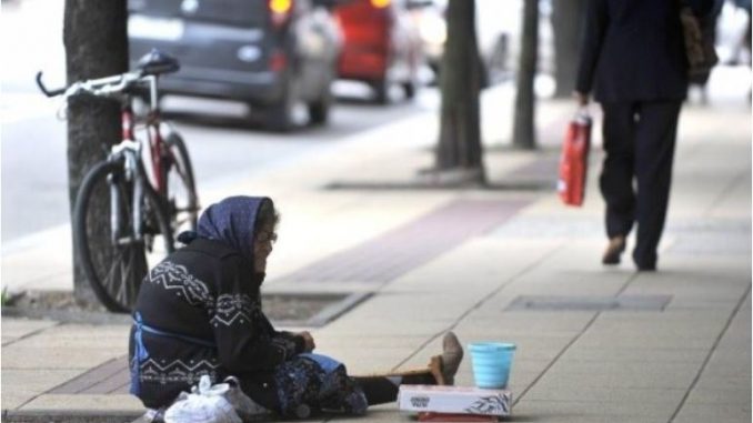 zena_pitac_bezdomnik_3453