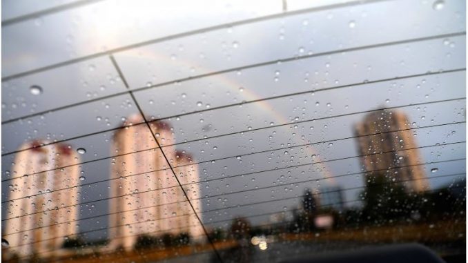 oblacno_dozd_zgradi_kola_001