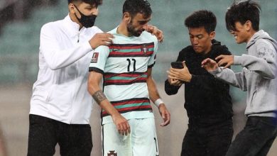 Photo of Навивачи без маски втрчаа на терен за време на натпреварот Азербејџан – Португалија и се фотографираа со Фернандеш