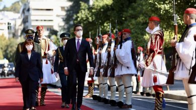 Photo of (ВИДЕО) Грчката претседателка го пречека Пендаровски на црвен тепих во Атина