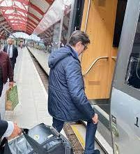Photo of Пендаровски во Шведска користи јавен транспорт, се возеше во воз и проба локален специјалитет