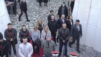 Photo of Видео- Државниот врв положуваше цвеќе на Могилата на непобедените, ,Левица  ,,чуваше”  стража