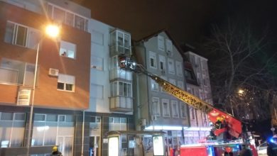 Photo of Заврши драмата во Нови Сад: Фрлен солзавец во станот, екипа на Брза помош го изнела познатиот јутјубер од зградата