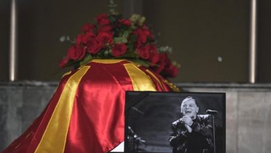 Photo of Под македонско знаме и со песната „Зошто си ме мајко родила“, е погребан Аки Рахимовски