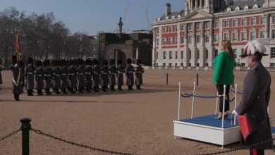 Photo of На Петровска ѝ се допаднал гестот на британските домаќини: „Јовано, Јованке“ ми е омилена песна