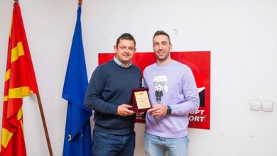 Photo of Мојсовски му додели благодарница на Миркуловски
