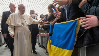 Photo of Папата го осуди „масакрот“ во Буча и го бакна украинското знаме