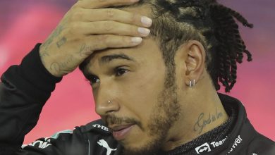 Photo of Хамилтон: Буквално не можам да го симнам накитот од десното уво, ќе мора да го отсечат