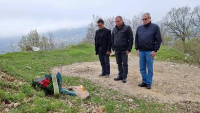 Photo of Генералот Стојанче Ангелов запали свеќи на местото на злосторството кај Вејце