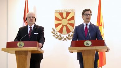 Photo of Пендаровски до Радев: Во Македонија немало логори, во Југославија беше само Голи Оток