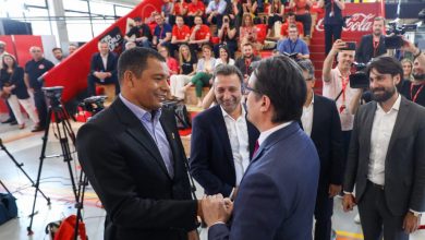 Photo of Бразилската фудбалска легенда Силва и Пендаровски го промовираа ФИФА пехарот во Скопје