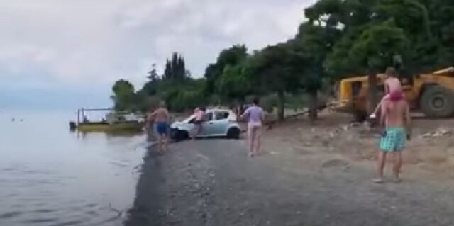 Автомобил заврши во Охридското Езеро