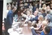 Photo of Пратеникот Арбр Адеми е расечен на раката откако Милошоски и Стојаноска од ВМРО ДПМНЕ му го тегнеле микрофонот во кавга за законот за судиите а тој нервозно замавнува кон нив