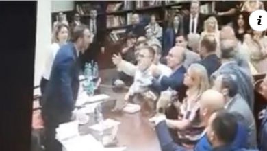 Photo of Пратеникот Арбр Адеми е расечен на раката откако Милошоски и Стојаноска од ВМРО ДПМНЕ му го тегнеле микрофонот во кавга за законот за судиите а тој нервозно замавнува кон нив