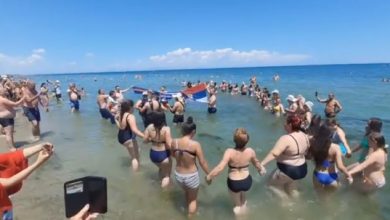 Photo of (ВИДЕО) Срби играат оро во море во Паралија