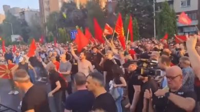 Photo of ВИДЕО: Апасиев ја повикува толпата и фрла кон полицијата и Владата
