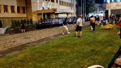 Photo of Видео: Полицијата ги потисна демонстрантите од пред Собрание