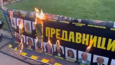 Photo of (Видео) Пред Собранието демонстрантите запалија плакат со сликите на пратениците од владејачкото мнозинство
