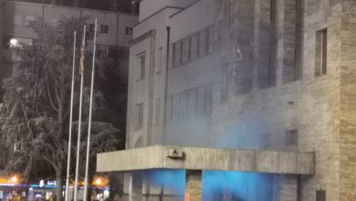 Photo of Насилни демонстранти фрлаа димни бомби, петарди и шишиња кон полицијата пред Собранието, повредени двајца полицајци