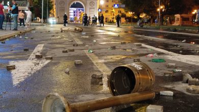 Photo of Расфрлани предмети, повредени 47 полицајци и приведени лица е епилогот од протестот во Скопје